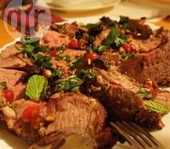 Gebraden lamsrollade met gepocheerde vijgen in rode port